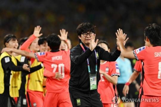 신상우 감독과 선수들 / 사진=연합뉴스
