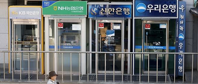 ソウル市内銀行の現金引き出しの様子。 [매경DB]