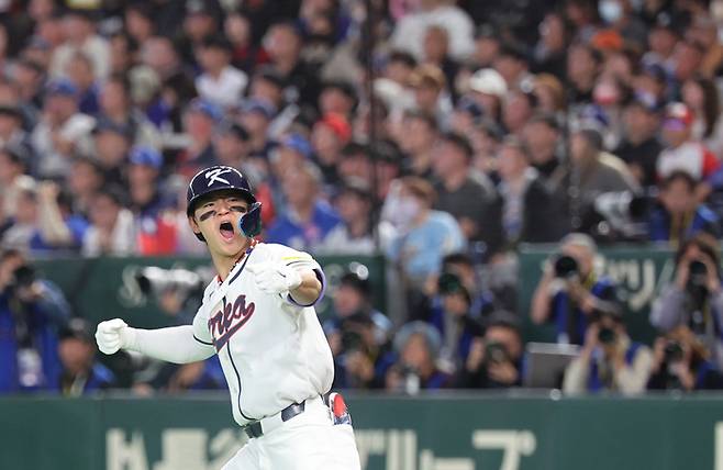 야구대표팀 김도영이 8일 일본 도쿄돔에서 열린 2026 월드베이스볼클래식(WBC) C조 조별리그 3차전 대만과 경기에서 6회말 2점 홈런을 친 뒤, 포효하고 있다. 연합뉴스