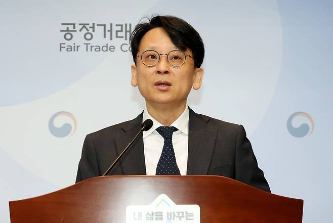 유성욱 공정거래위원회 조사관리관이 6일 세종시 정부세종청사에서 4개 전분당 제조판매 사업자의 부당 공동행위 건에 대한 심의 상정 내용을 발표하고 있다. [뉴스1]