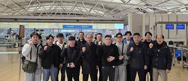 8일 수산그룹이 아랍에미리트(UAE) 바라카 원전 2호기의 계획예방정비 업무를 수행할 핵심 엔지니어 11명을 UAE로 파견했다고 밝혔다. 정석현 수산그룹 회장(왼쪽 여섯째)이 출국하는 직원들을 배웅하고 있다. 수산그룹