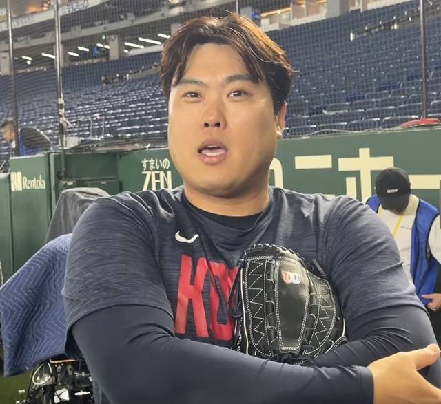 한국 야구 대표팀 류현진(한화 이글스)이 5일 일본 도쿄돔에서 2026 월드베이스볼클래식 1차전 체코와의 경기를 앞두고 취재진과 인터뷰하고 있다. 사진=연합뉴스