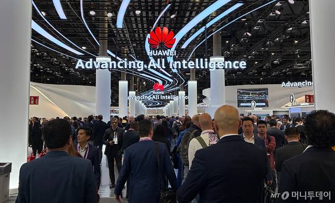3일(현지시간) MWC26 화웨이 전시부스는 참가사 중 최대 규모인데도 세계 이동통신 관계자들의 발길로 발디딜 틈이 없었다./사진=윤지혜 기자
