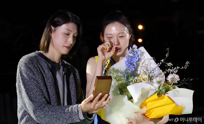 현대건설 원클럽우먼 양효진이 은퇴식에서 절친 김연경으로부터 꽃다발과 감사패를 받으며 뜨거운 눈물을 흘렸다. /사진=머니투데이 DB