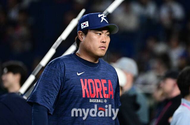 7일 일본 도쿄돔에서 열린 2026 월드 베이스볼 클래식(WBC) 조별리그 한국-일본 경기. 류현진이 경기 전 몸을 풀고 더그아웃으로 들어가고 있다./도쿄(일본)=한혁승 기자 hanfoto@mydaily.co.kr