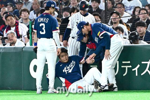 7일 일본 도쿄돔에서 열린 2026 월드 베이스볼 클래식(WBC) 조별리그 한국-일본 경기. 문보경이 7회말 첫 타자 일본 마키의 파울 타구를 잡기 위해 뛰다 펜스에 부딪혀 넘어졌다./도쿄(일본)=한혁승 기자