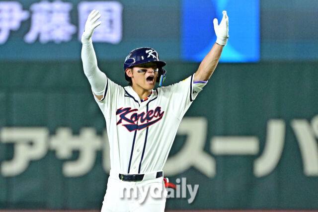8일 일본 도쿄돔에서 열린 2026 월드 베이스볼 클래식(WBC) 조별리그 한국-대만 경기. 김도영이 8회말 2사 1루에 동점 1타점 2루 적시타를 친 후 기뻐하고 있다./도쿄(일본)=한혁승 기자 hanfoto@mydaily.co.kr