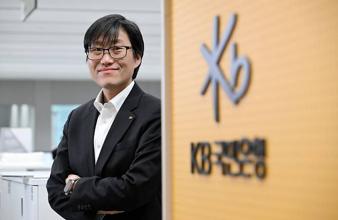 이상률 KB금융지주&은행 겸직 DT추진부 부장이 5일 오후 서울 여의도 사무실에서 헤럴드경제와 인터뷰를 하기 전 포즈를 취하고 있다. 이상섭 기자