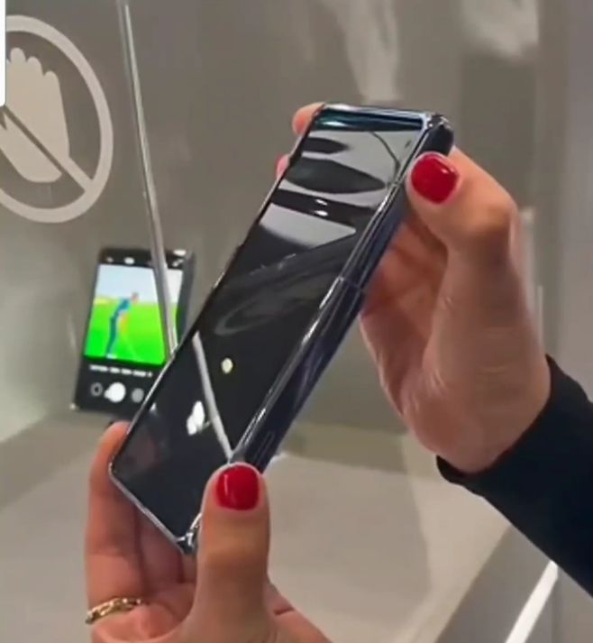 삼성이 MWC26에서 선보인 ‘슬라이더블’ 디스플레이 콘셉 스마트폰  [유튜브(@androidauthority2)]