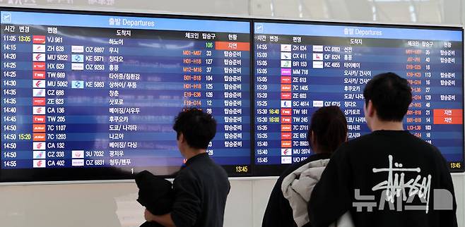 [인천공항=뉴시스] 이영환 기자 = 25일 오후 인천국제공항 제1여객터미널에서 여행객들이 출발편 안내를 살펴보고 있다.인천국제공항공사는 중국, 일본 노선 항공수요 증가세에 힘입어 2025년 여객실적 7407만 1475명, 운항실적 42만 5760회를 기록해 지난 2001년 개항이후 역대 최다 항공운송실적을 달성했다고 이날 밝혔다. 2026.01.25. 20hwan@newsis.com