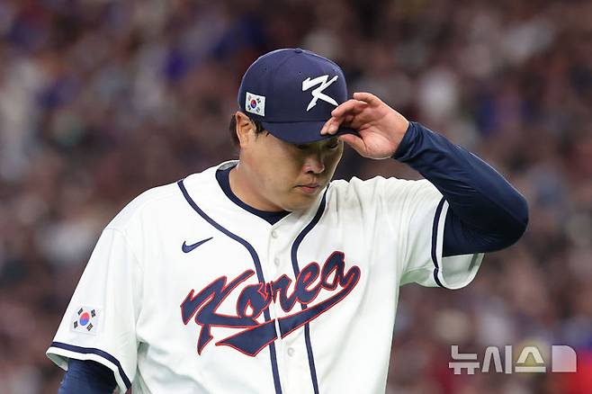 [도쿄=뉴시스] 권창회 기자 = 8일 일본 도쿄돔에서 열린 2026 WBC 조별리그 C조 3차전 한국과 대만의 경기, 2회초 한국 선발 류현진이 2이닝을 마무리한 뒤 아쉬워하고 있다.  2026.03.08. kch0523@newsis.com