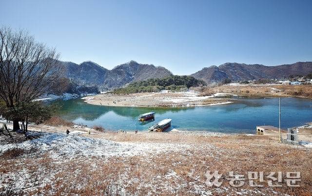 앞은 강으로, 뒤는 산으로 막힌 육지 속 섬 강원 영월 청령포.
