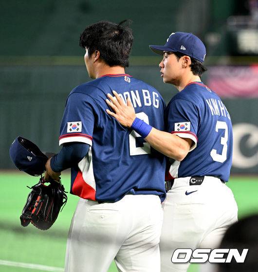 [OSEN=도쿄(일본), 손용호 기자] 7일 일본 도쿄돔에서 2026 월드베이스볼클래식(WBC) 조별리그 C조 대한민국과 일본의 경기가&nbsp;열렸다. 7회말 무사에서 한국 문보경이 일본 마키의 파울 타구를 쫓다가 펜스에 부딪혔다. 김혜성이 문보경을 격려하고 있다. 2026.03.07&nbsp;/spjj@osen.co.kr