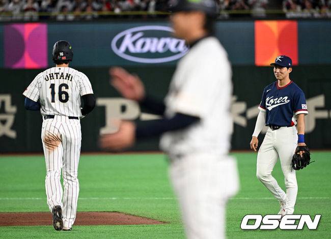 [OSEN=도쿄(일본), 손용호 기자] 7일 일본 도쿄돔에서 2026 월드베이스볼클래식(WBC) 조별리그 C조 대한민국과 일본의 경기가&nbsp;열렸다.한국은 잠수함 고영표, 일본은 좌완 기쿠치 유세이를 선발로 내세웠다. WBC에서 2006년 4강, 2009년 준우승을 차지한 한국은 이후 3개 대회(2013년, 2017년, 2023년)에서 연달아 1라운드를 통과하지 못하고 있다. 이번 대회에서는 8강 토너먼트 복귀를 목표로 대회에 임하고 있다. 지난 5일 체코와의 첫 경기에서는 11-4로 대승을 거두며 좋은 출발을 했다.&nbsp;7회말 2사 1,3루에서 일본 오타니가 곤도의 볼넷에 2루로 출루하며 한국 김혜성과 인사를 나누고 있다. 2026.03.07&nbsp;/spjj@osen.co.kr