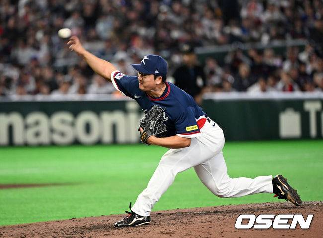 [OSEN=도쿄(일본), 손용호 기자] 7일 일본 도쿄돔에서 2026 월드베이스볼클래식(WBC) 조별리그 C조 대한민국과 일본의 경기가&nbsp;열렸다.한국은 잠수함 고영표, 일본은 좌완 기쿠치 유세이를 선발로 내세웠다. WBC에서 2006년 4강, 2009년 준우승을 차지한 한국은 이후 3개 대회(2013년, 2017년, 2023년)에서 연달아 1라운드를 통과하지 못하고 있다. 이번 대회에서는 8강 토너먼트 복귀를 목표로 대회에 임하고 있다. 지난 5일 체코와의 첫 경기에서는 11-4로 대승을 거두며 좋은 출발을 했다.&nbsp;6회말 한국 고우석이 역투하고 있다. 2026.03.07&nbsp;/spjj@osen.co.kr