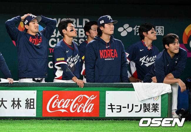 [OSEN=도쿄(일본), 손용호 기자] 한일전 11연패는 결국 끊어내지 못했다. 그래도 졌지만 잘 싸웠다의 표본을 보여줬다.한국은 7일 일본 도쿄돔에서 열린 ‘2026 월드베이스볼클래식(WBC)’ 1라운드 C조 일본과의 경기에서 6-8로 패했다. 이로써 한국은 한일전 11연패를 끊어내지 못했다. 한국은 조별라운드 성적 1승1패가 됐고 일본은 2승이 됐다.9회초 1사에서 한국 저마이 존스의 안타성 타구가 일본 슈토의 호수비에 아웃되자 더그아웃의 고영표, 김주원, 곽빈 등이 아쉬워하고 있다. 2026.03.07&nbsp;/spjj@osen.co.kr
