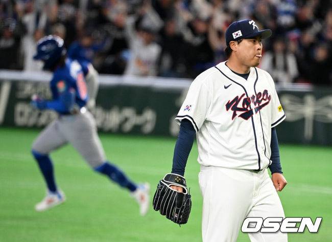 [OSEN=도쿄(일본), 손용호 기자] 8일 일본 도쿄돔에서 2026 월드베이스볼클래식(WBC) 1라운드 C조 조별리그 대한민국과 대만의 경기가&nbsp;열렸다.한국은 전날(7일) 일본과의 경기에서 6-8로 석패했다. 앞서 체코전을 11-4로 잡았던 한국은 1승1패를 마크하게 됐고, 남은 대만전과 호주전에 사활을 걸어야 한다.2회초 무사에서 한국 류현진이 대만 장위청에게 선제 좌중월 솔로포를 허용하며 아쉬워하고 있다. 2026.03.08&nbsp;/spjj@osen.co.kr