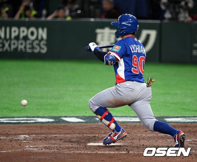 [OSEN=도쿄(일본), 손용호 기자] 8일 일본 도쿄돔에서 2026 월드베이스볼클래식(WBC) 1라운드 C조 조별리그 대한민국과 대만의 경기가&nbsp;열렸다.한국은 전날(7일) 일본과의 경기에서 6-8로 석패했다. 앞서 체코전을 11-4로 잡았던 한국은 1승1패를 마크하게 됐고, 남은 대만전과 호주전에 사활을 걸어야 한다.연장 10회초 무사 1,3루에서 대만 장쿤위가 스퀴즈 번트를 성공하고 있다. 2026.03.08&nbsp;/spjj@osen.co.kr