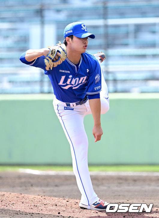 [OSEN=오키나와(일본), 최규한 기자] 프로야구 삼성 라이온즈가 28일 일본 오키나와 나하 셀룰러 스타디움에서 일본프로야구 요미우리 자이언츠와 연습경기를 펼쳤다.삼성은 요미우리를 상대로 최원태를 선발로 내세운다.4회말 마운드에 오른 삼성 투수 이승민이 힘차게 공을 뿌리고 있다. 2026.02.28 / dreamer@osen.co.kr