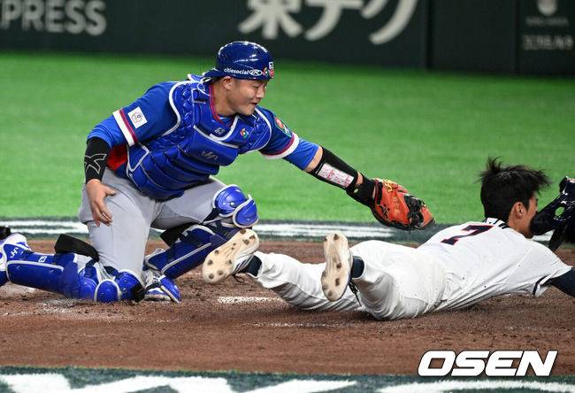 [OSEN=도쿄(일본), 손용호 기자] 한국 대표팀이 연장 접전 끝에 다시 한 번 대만에 패했다.한국은 8일 일본 도쿄돔에서 열린 '2026 월드베이스볼클래식(WBC) 1라운드 C조 3차전 대만과의 경기에서 연장 10회 접전 끝에 4-5로 패했다. 이로써 한국은 1승2패가 됐고 대만은 2승2패로 마지막 희망을 살렸다.연장 10회말 1사 3루에서 한국 김주원이 김혜성의 1루 땅볼에 홈에서 대만 린자정에 태그아웃 당하고 있다. 2026.03.08&nbsp;/spjj@osen.co.kr