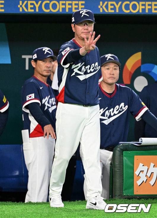 [OSEN=도쿄(일본), 손용호 기자] 7일 일본 도쿄돔에서 2026 월드베이스볼클래식(WBC) 조별리그 C조 대한민국과 일본의 경기가&nbsp;열렸다.한국은 잠수함 고영표, 일본은 좌완 기쿠치 유세이를 선발로 내세웠다. WBC에서 2006년 4강, 2009년 준우승을 차지한 한국은 이후 3개 대회(2013년, 2017년, 2023년)에서 연달아 1라운드를 통과하지 못하고 있다. 이번 대회에서는 8강 토너먼트 복귀를 목표로 대회에 임하고 있다. 지난 5일 체코와의 첫 경기에서는 11-4로 대승을 거두며 좋은 출발을 했다.&nbsp;7회말 2사 3루에서 한국 류지현 감독이 일본 오타니 타석에 자동 고의 4구를 지시하고 있다. 2026.03.07&nbsp;/spjj@osen.co.kr
