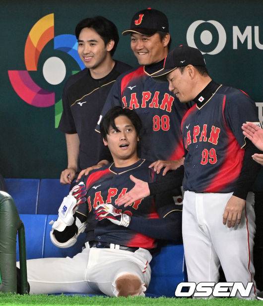 [OSEN=도쿄(일본), 손용호 기자] 6일 일본 도쿄돔에서 월드베이스볼클래식(WBC) 조별리그 C조 일본과 대만의 경기가&nbsp;열렸다.일본은 야마모토 요시노부, 대만은 쩡하오쥔을 선발로 내세웠다.2회초 1사 만루에서 일본 오타니 쇼헤이가 만루 홈런을 치고 더그아웃에서 이바타 히로카즈 감독과 인사를 나누고 있다. 2026.03.06&nbsp;/spjj@osen.co.kr