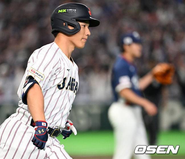 [OSEN=도쿄(일본), 손용호 기자] 7일 일본 도쿄돔에서 2026 월드베이스볼클래식(WBC) 조별리그 C조 대한민국과 일본의 경기가&nbsp;열렸다.한국은 잠수함 고영표, 일본은 좌완 기쿠치 유세이를 선발로 내세웠다. WBC에서 2006년 4강, 2009년 준우승을 차지한 한국은 이후 3개 대회(2013년, 2017년, 2023년)에서 연달아 1라운드를 통과하지 못하고 있다. 이번 대회에서는 8강 토너먼트 복귀를 목표로 대회에 임하고 있다. 지난 5일 체코와의 첫 경기에서는 11-4로 대승을 거두며 좋은 출발을 했다.&nbsp;3회말 2사에서 일본 요시다가 한국 조병현을 상대로 우월 솔로포를 날리고 있다. 2026.03.07&nbsp;/spjj@osen.co.kr