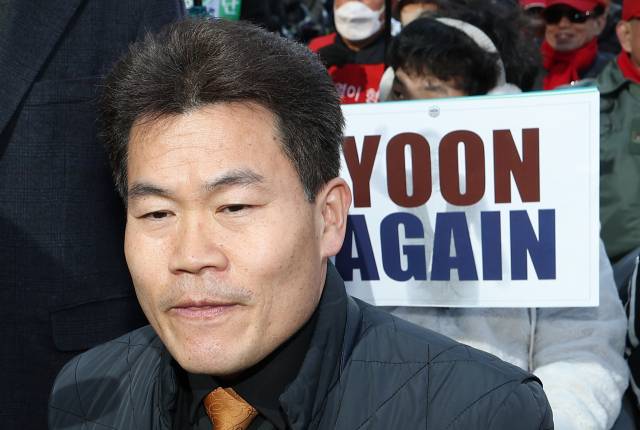 ▲한국사 강사 출신 보수 유튜버 전한길 씨가 19일 서초구 서울중앙지방법원 앞에서 열린 윤석열 전 대통령 지지자 집회에 참석해 있다. ⓒ연합뉴스