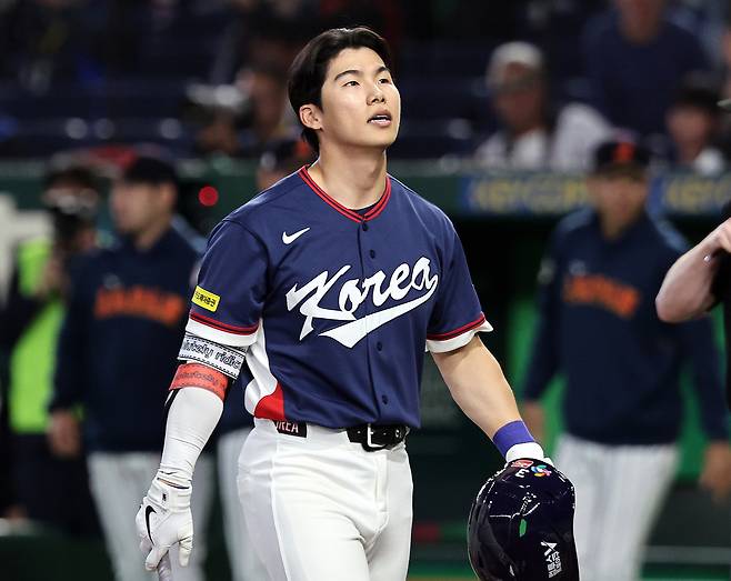 7일 오후 일본 도쿄돔에서 열린 2026 월드베이스볼클래식 C조 조별리그 대한민국과 일본의 경기. 대한민국 김혜성이 8회말 삼진으로 2사 만루 찬스를 놓치자 아쉬워하고 있다. 뉴스1