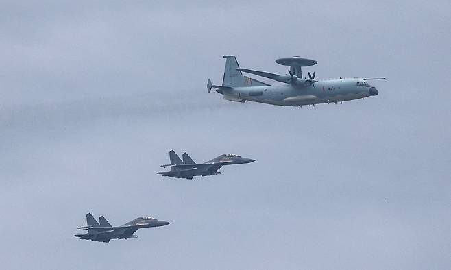 중국의 KJ-500A 공중조기경보통제기와 J-16 전투기 편대가 함께 비행을 하고 있다. 세계일보 자료사진
