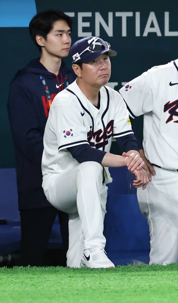 한국 야구대표팀의 류지현 감독이 8일 일본 도쿄돔에서 열린 2026 WBC 조별리그 C조 3차전 대만과의 경기를 초조한 표정으로 지켜보고 있다. 연합뉴스