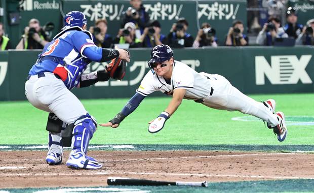 한국 야구대표팀의 김주원(오른쪽)이 8일 일본 도쿄돔에서 열린 2026 WBC 조별리그 C조 3차전 대만의 경기 연장 10회 말 1사 3루 상황에서 김혜성의 타구 때 홈을 파고 들다 아웃 당하고 있다. 연합뉴스