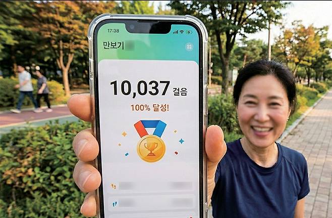 1만 보 걷기 운동 후 스마트폰 앱으로 걸음 수를 확인하고 있다. ⓒGoogle Gemini 생성이미지