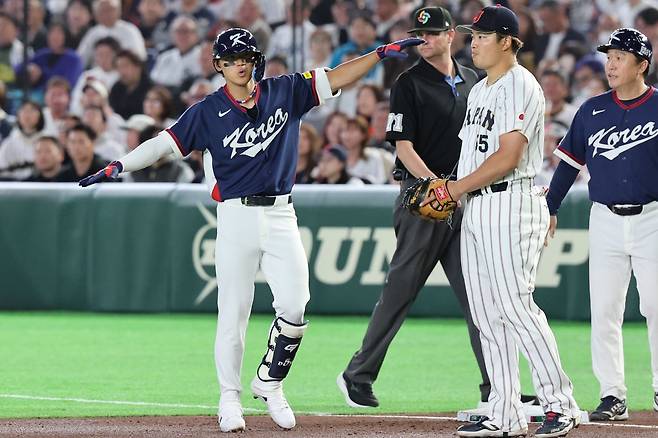 WBC 야구 대표팀 김도영(왼쪽)과이7일 일본 도쿄돔에서 열린 2026 WBC 본선 1라운드 일본전에서 1회초 좌전안타를 때린 뒤 세리머니를 하고 있다. 도쿄｜뉴시스