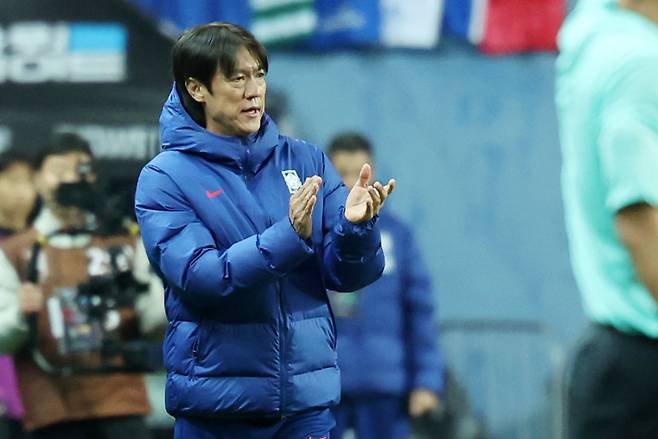 홍명보 축구국가대표팀 감독(사진), 김진규 코치, 염기훈 U-23 대표팀 코치가 북중미월드컵과 아이치·나고야아시안게임 대비 선수 점검을 하고자 8일 김천종합운동장서 진행 중인 김천-전북의 K리그1 2라운드 경기를 찾았다. 뉴시스