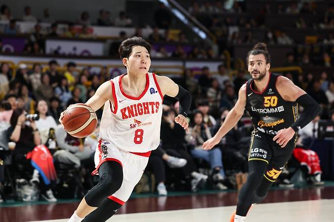 SK 안영준(왼쪽)이 8일 창원체육관에서 열린 ‘2025~2026 LG전자 프로농구’ 정규리그 5라운드 LG와 원정경기서 돌파하고 있다. 사진제공｜KBL