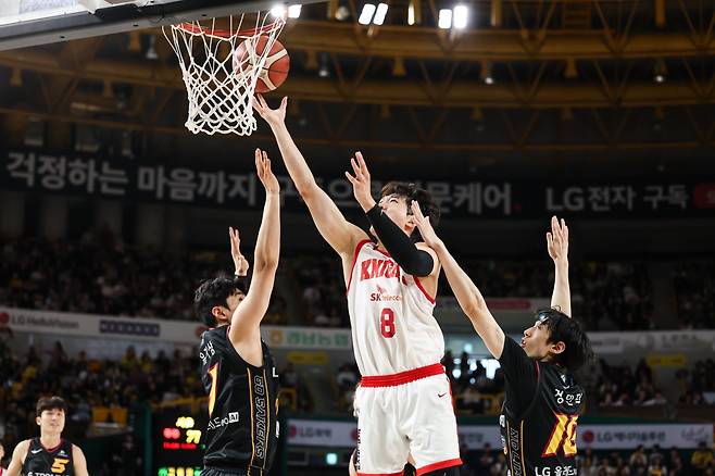 SK 안영준(8번)이 8일 창원체육관에서 열린 ‘2025~2026 LG전자 프로농구’ 정규리그 5라운드 LG와 원정경기서 슛을 시도하고 있다. 사진제공｜KBL