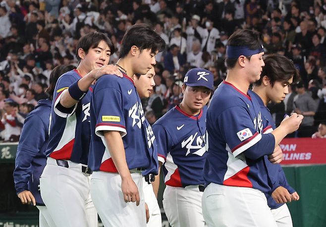 WBC 대표팀 선수들이 7일 한일전 패배 후 착잡한 표정으로 더그아웃으로 향하고 있다. 7회 역전을 허용한 김영규를 구자욱이 다독이고 있다. 연합뉴스