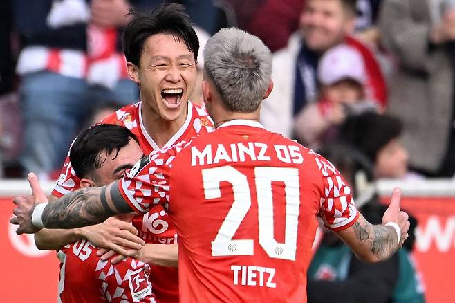 마인츠의 이재성이 7일 슈튜트가르트와의 2025~2026시즌 분데스리가 홈경기에서 헤더로 선제골을 넣은 뒤 팀 동료들과 함께 기뻐하고 있다. AFP연합뉴스