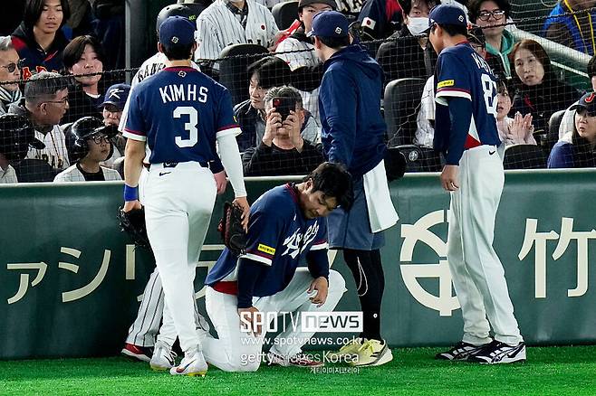 ▲ 7일 열린 2026 WBC 한국과 일본의 경기에서 한국 1루수 문보경이 수비 도중 담장에 부딪혀 쓰러진 뒤 다시 일어서고 있다.