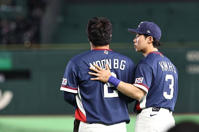 ▲ 왼쪽부터 문보경, 김혜성. 7일 열린 2026 WBC 한국과 일본의 경기에서 한국 1루수 문보경이 수비 도중 담장에 부딪혀 쓰러진 뒤 일어나자 김혜성이 그를 다독이고 있다.