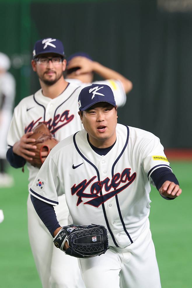 ▲ 한국 국가대표팀 류현진과 데인 더닝이 도쿄돔에서 훈련을 진행하고 있다. ⓒ연합뉴스