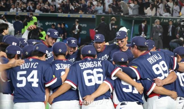 7일 일본전을 앞두고 파이팅을 외치는 선수단. /사진=강영조 선임기자