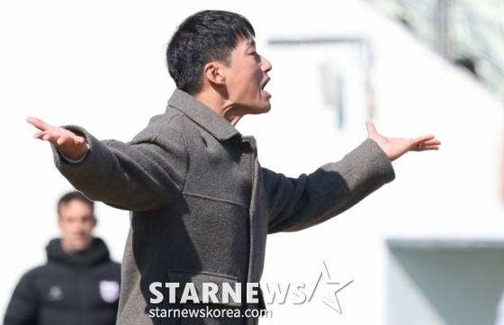 이정효 수원 삼성 감독이 지난 7일 파주스타디움에서 열린 2026 하나은행 K리그2 2라운드에서 선수들에게 소리치며 지시를 내리고 있다. /사진=김진경 대기자