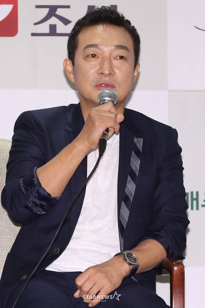 $ 배우 이재룡이 10일 오전 강남구 삼성동 그랜드 인터컨티넨탈호텔 서울 파르나스에서 열린 TV조선 예능프로그램 '인스턴트의 재발견 간편밥상' 제작발표회에서 질문에 답하고 있다.  '인스턴트의 재발견 간편밥상'은 인스턴트가 건강에 해롭다는 고정관념을 깨고, 바쁜 현대인에게 어렵고 낯선 재료가 아닌 인스턴트 식품을 이용해 간편하고 건강한 요리를 만드는 방법을 알려주는 프로그램으로 10일 밤 9시 50분 첫 방송된다. /사진=이기범 기자 leekb@