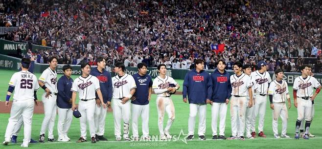 야구대표팀 주장 이정후와 선수들이 8일 도쿄돔에서 열린 2026 WBC 도쿄POOL 대한민국과 대만 경기 승부치기에서 패한 후 그라운드를 나서고 있다. 2026.03.08. /사진=강영조 선임기자