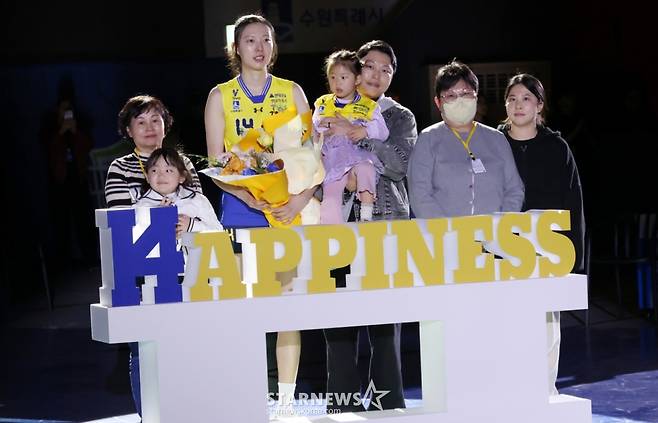 현대건설 원클럽우먼 양효진의 은퇴식이 8일 경기도 수원체육관에서 열렸다.   2025-2026 V-리그 여자부 현대건설 대 페퍼저축은행 경기 후 열린 은퇴식에서 양효진이 가족들과 기념촬영을 하고 있다. /사진=김진경 대기자