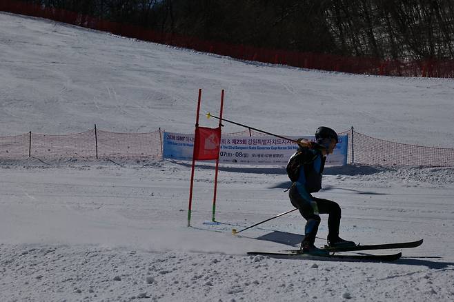 하강하는 정재원. /사진=대한산악연맹 제공