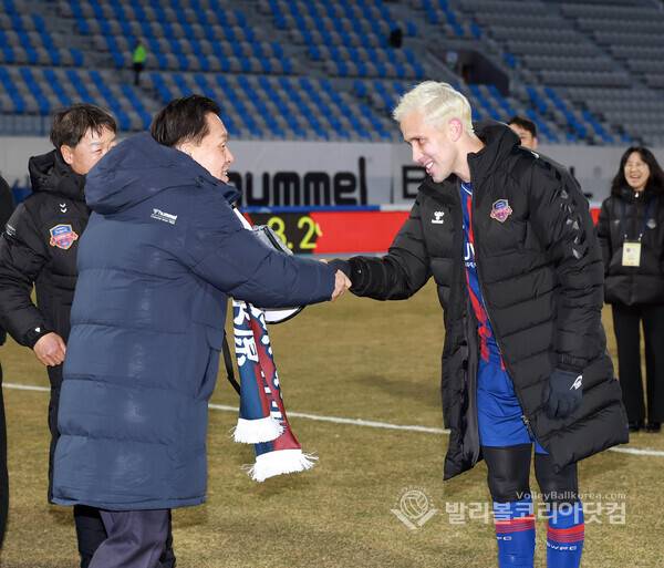 수원FC 구단주 이재준 수원시장이 프리조와 승리의 하이파이브를 하는 모습.