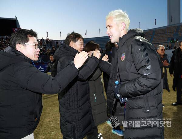 수원시의회 박영태 문화체육교육 부위원장이 프리조와 승리의 하이파이브.